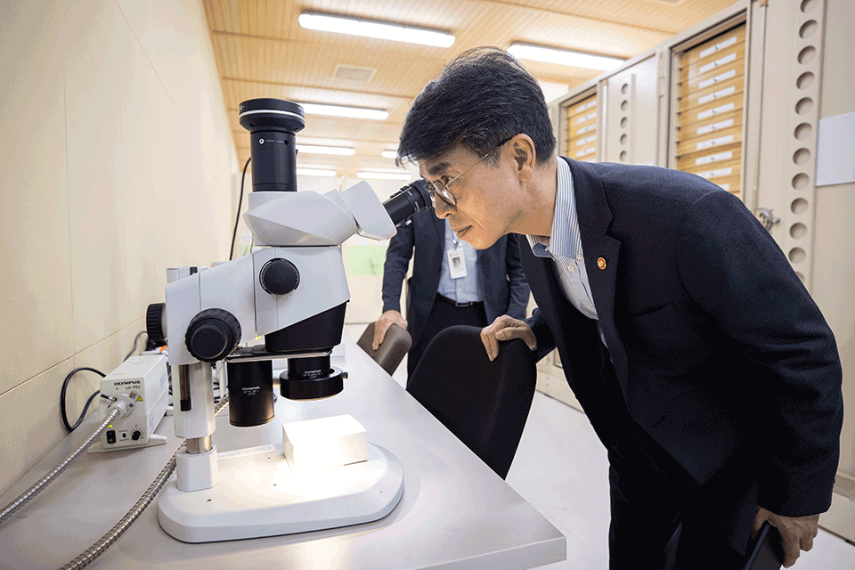 김완섭 환경부 장관, 국립생물자원관 방문 섬네일 이미지 1