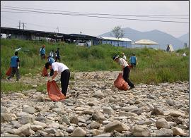 마을청소 장면